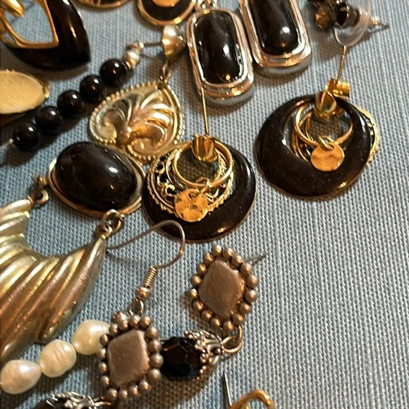 Black single earring lot, vintage to now, 55+ pieces - Picture 10 of 12